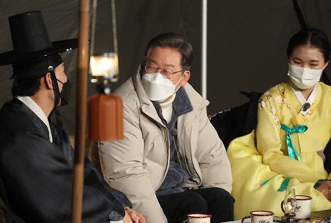 더불어민주당 이재명 대선후보가 4일 밤 전북 임실군 성수면 왕방길 하늘구름길캠핑장에서 열린 명심캠핑 '내 인생 득음의 순간'에서 참석자와 대화하고 있다. /연합뉴스