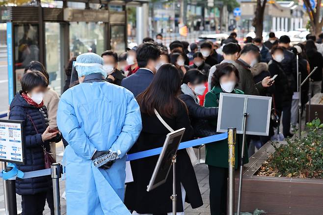 서울 송파구 송파구보건소 선별진료소에서 시민들이 신종 코로나바이러스 감염증(코로나19) 검사를 받기 위해 대기하고 있다. /연합뉴스