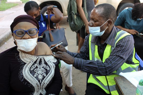 아프리카 나이지리아의 아부자에서 지난달 29일(현지시간) 한 여성이 코로나19 백식을 맞고 있다. AP뉴시스