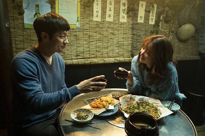 영화 <연애 빠진 로맨스>. 씨제이이엔엠 제공