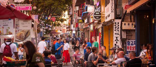 ‘리틀 이태원’으로 불리는 송탄 관광특구는 신장지구와 서정지구로 나뉜다. 신장지구는 1998년에 완공된 신장지구 쇼핑몰을 중심으로 조성된 거리다. 평택시 제공