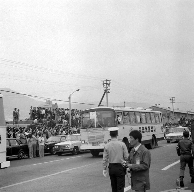 1977년 월남 피난민이 부산에 도착해 수용소로 이동하고 있다. 당시 차량을 제공한 부산의 대기업 동명목재상사의 로고가 선명하다.국가기록원 제공