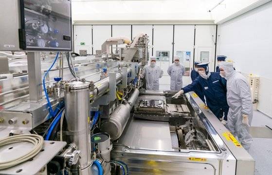 이재용 삼성전자 부회장이 지난해 네덜란드 에인트호번에 위치한 ASML 본사를 찾아 EUV 장비를 살펴보는 모습.〈사진 삼성전자〉