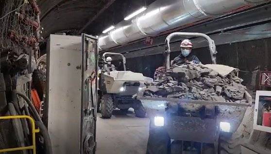 지하 500m 갱도에서 작업자들이 점토를 나르는 모습. 뷔르=정은혜 기자