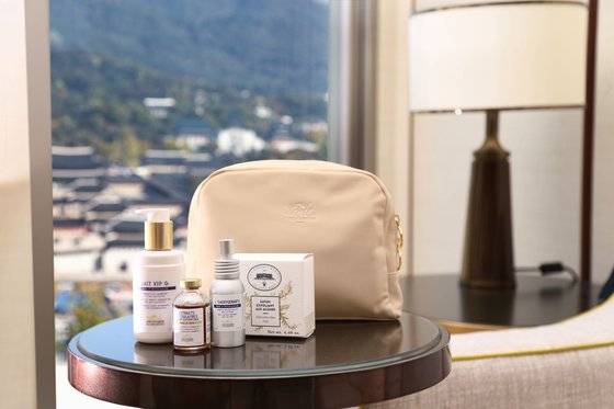 특급호텔 연말 패키지의 주요 고객은 밀레니얼 세대 여성층이다. 포시즌스 호텔은 50만원 상당의 스킨케어 제품을 제공하는 패키지를 내놨다. 사진 포시즌스 호텔 서울