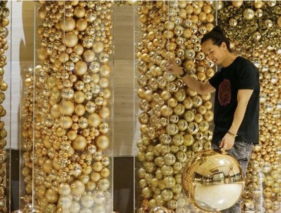 조용기 제주 드림타워 복합리조트 디자인 총괄 이사. 리조트 1층 로비의 크리스마스 장식을 직접 꾸미고 있다. 특수 처리된 수국과 1만개의 크리스마스 장식물을 사용해 연출했다. [사진 제주 드림타워 복합리조트]