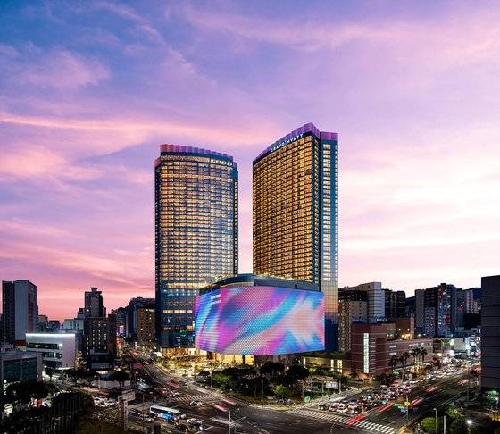 제주 드림타워 복합리조트 전경. 드림타워 내 그랜드 하얏트 제주는 국내 최대인 1600개 객실과 14개 레스토랑과 바 등을 갖췄다. 높이는 169m로 제주도 내 최고층 건물이다. [사진 제주 드림타워 복합리조트]