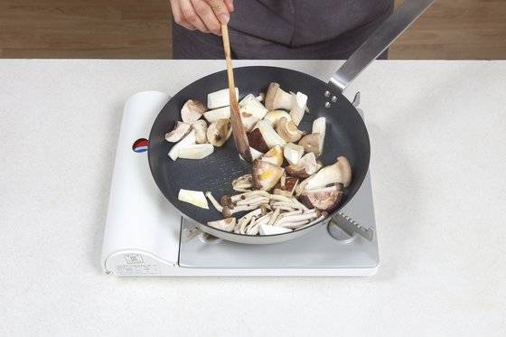 버섯은 오래 볶아줘야, 버섯에서 나온 수분이 다시 버섯으로 들어가 응축된 맛을 낸다. 사진 송미성, 스타일링 스튜디오 로쏘.