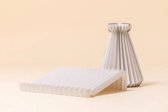 그래이프랩이란 회사에서 만든 친환경 노트북 거치대 지플로우. 100% 재생지를 가지고, 발당장애를 가진 아티스트가 손수 접어 만든 업사이클링 제품이다. 무게는 종이 한 장의 무게인 45g밖에 되지 않는다. [사진 지플로우]