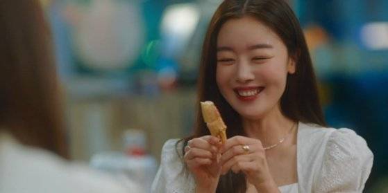 술꾼도시 여자들에서 한선화는 요가 강사 한지연 역을 맡았다. 사진 TVING