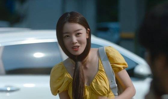 한선화는 "새벽까지 에어컨 밑에서 술을 먹다 보면 춥지 않나, 목도리삼아 머리카락을 앞으로 묶어볼 수도 있지않을까? 하며 묶어봤다"고 했다. 티빙