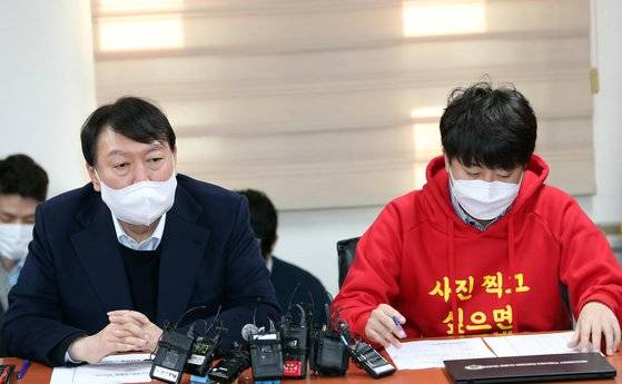 국민의힘 윤석열 대선 후보와 이준석 당 대표가 4일 오전 부산 수영구 부산시당에서 열린 선거대책회의에 참석, 인사말을 하고 있다. 뉴시스