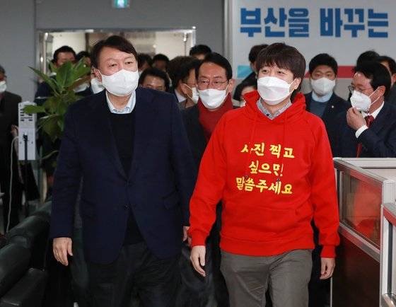 국민의힘 윤석열 대선후보와 이준석 대표가 4일 오전 부산 수영구 부산시당에서 열린 선거대책회의 함께 참석하고 있다. 윤 후보와 이 대표는 이날 부산에서 공동 선거운동을 펼쳤다. 연합뉴스