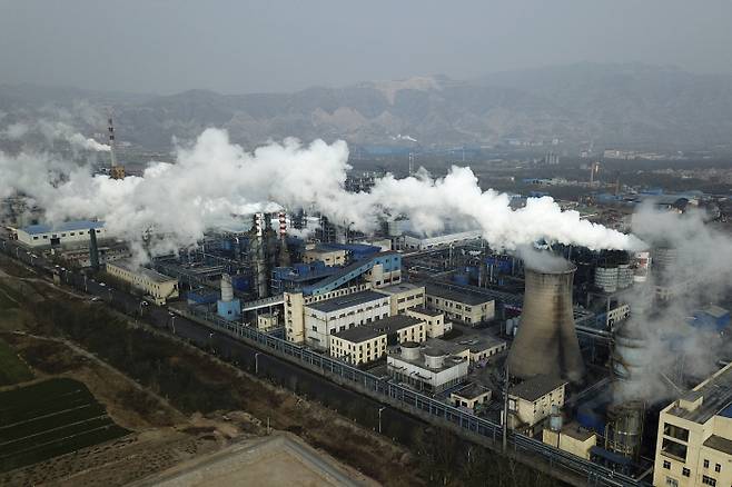 중국 중부 산시성 허진의 한 석탄 가공공장 / AP연합뉴스