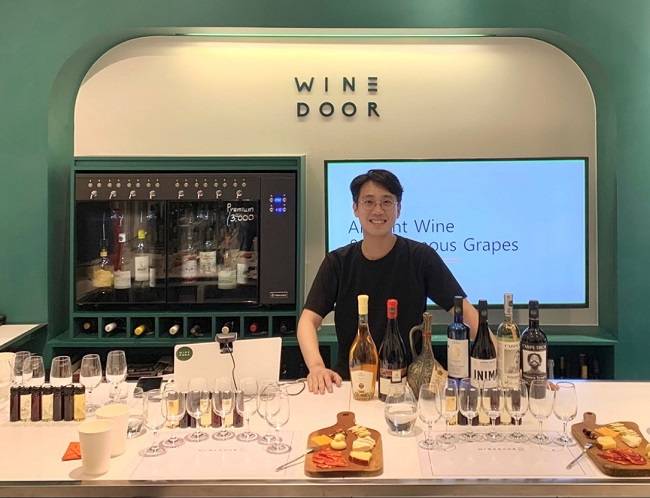 시음 와인을 앞에 둔 와인도어 곽성진 대표. <사진제공=와인도어>