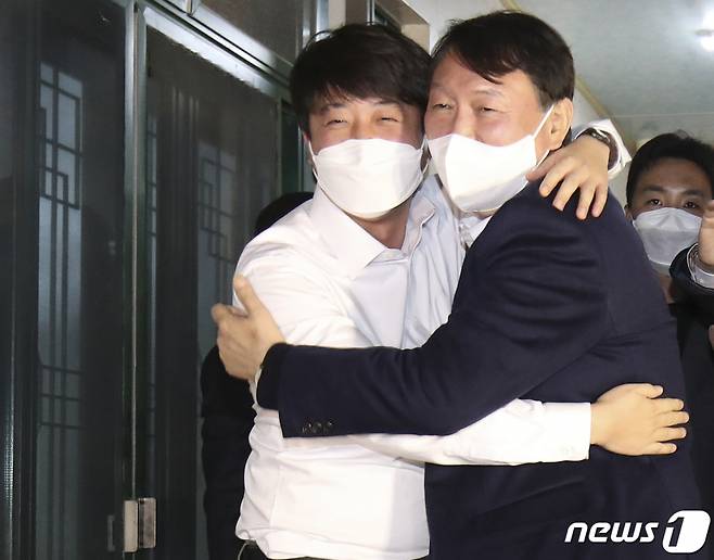 (울산=뉴스1) 윤일지 기자 = 윤석열 국민의힘 대선 후보와 이준석 당대표가 3일 오후 울산 울주군 한 식당에서 포옹을 하고 있다. 2021.12.3/뉴스1