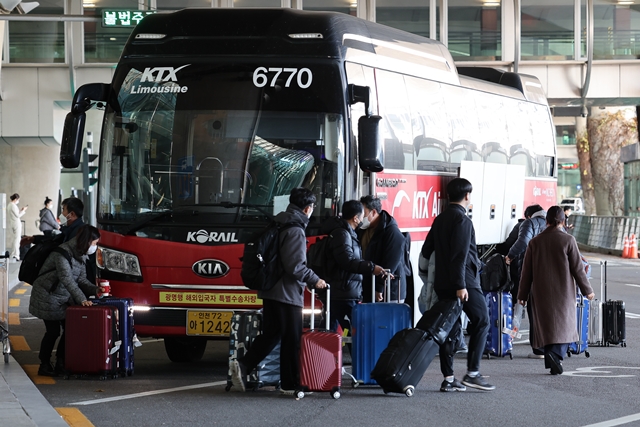 지난 3일 인천국제공항 1터미널에서 특별수송버스에 타고 있는 해외 입국자들./사진=뉴스1