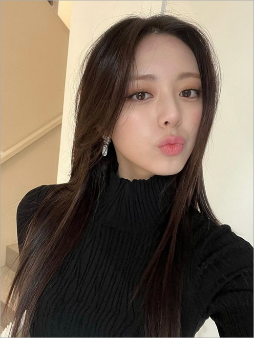 Group ITZY (ITZY) Yuna showed off her innocence.On the 4th, ITZY official Instagram posted several photos of Yuna.In the open photo, Yuna showed off her long straight hair with a black turtleneck and makeup that gave her a pink lip point on her face without a toilet.On the other hand, the group ITZY to which Yuna belongs is about to release Japans official debut album and the best album Its ITZY on December 22nd.