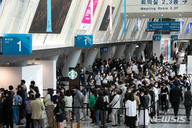 [서울=뉴시스] 5월 부산 벡스코에서 열린 '아트부산 2021' 전경. 코로나19에도 관람객이 몰린 이 행사는 350억치가 팔려 역대급 매출을 기록했다.