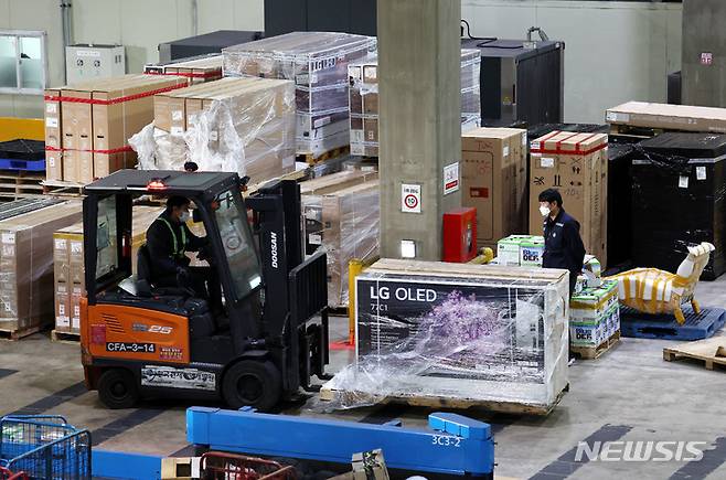 [인천공항=뉴시스] 박미소 기자 = 미국의 대규모 할인행사 블랙프라이데이를 하루 앞둔 지난달 25일 인천 중구 인천본부세관 특송물류센터에서 국내 소비자들이 해외직구로 구입한 대형 TV등의 물품들이 통관을 기다리고 있다. (공동취재사진) 2021.12.04. photo@newsis.com