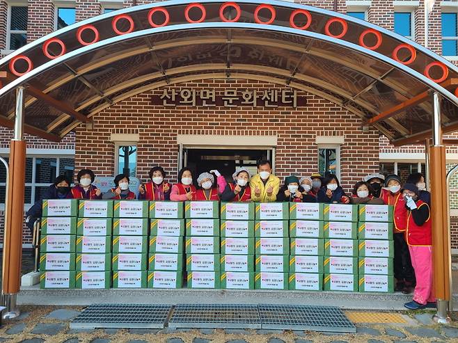 산외면 자원봉사회 회원들이 사랑의 김장 나누기 행사로 따뜻한 정을 나눴다. *재판매 및 DB 금지