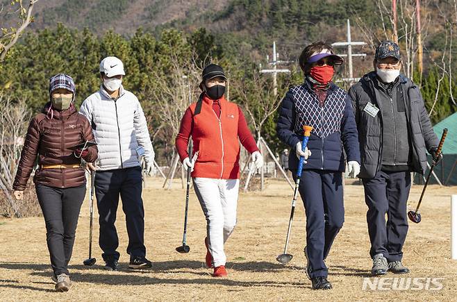[남해=뉴시스] 차용현 기자 = 4일 오전 경남 남해스포츠파크에서 열린 2021 남해군공공스포츠클럽배 파크골프대회에 참가한 선수들이 이동하고 있다. 2021.12.04. (사진=남해군 이종호 주무관 제공) photo@newsis.com