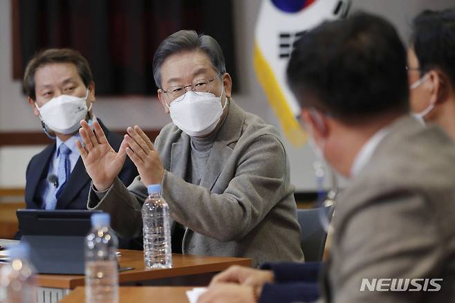 [김제=뉴시스] 최동준 기자 = 이재명 더불어민주당 대선 후보가 4일 전북 김제시 한국농어촌공사 새만금33센터에서 '희망의 보금자리, 새만금' 국민방상회를 하고 있다 . 2021.12.04. photocdj@newsis.com