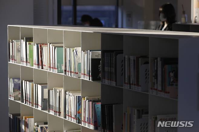 [서울=뉴시스] 고승민 기자 = 4일 개관한 서울 도봉구 김근태기념도서관에서 시민들이 도서관을 둘러보고 있다. 2021.12.04. kkssmm99@newsis.com