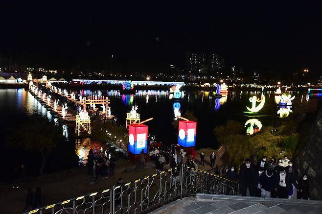 [진주=뉴시스] 진주유등축제, 남강 배다리 재현. *재판매 및 DB 금지