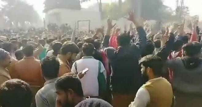 지난 3일 파키스탄에서 신성모독에 분노한 이슬람 신자들이 외국인을 집단 폭행하고 불태워 살해했다. 사회관계망서비스(SNS) 캡처