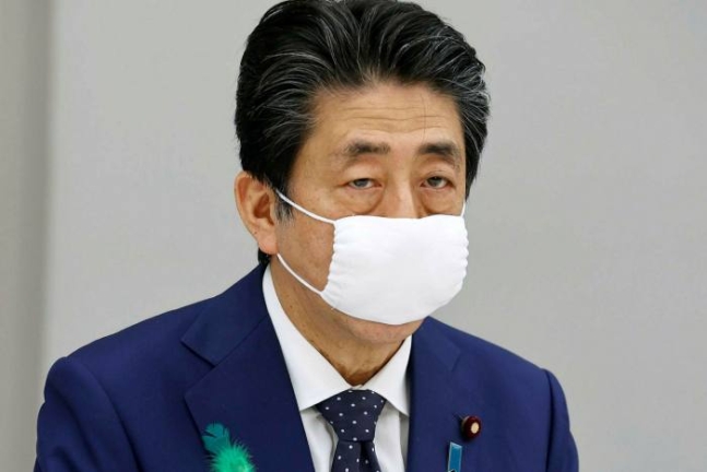 아베 신조 전 일본 총리가 ‘아베노 마스크’를 착용한 모습