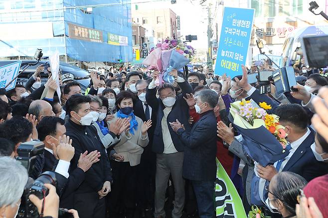 11월29일 전남 영광에서 이재명 후보가 지지자가 건넨 꽃다발을 받아 들어 올리고 있다. ⓒ연합뉴스