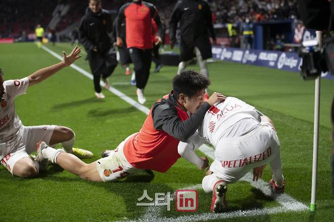 마요르카의 일본인 공격수 쿠보 다케후사가 극적인 결승골을 터뜨리자 후반 교체 아웃돼 벤치에 있던 이강인이 달려와 함께 기뻐하고 있다. 사진=마요르카 구단 SNS