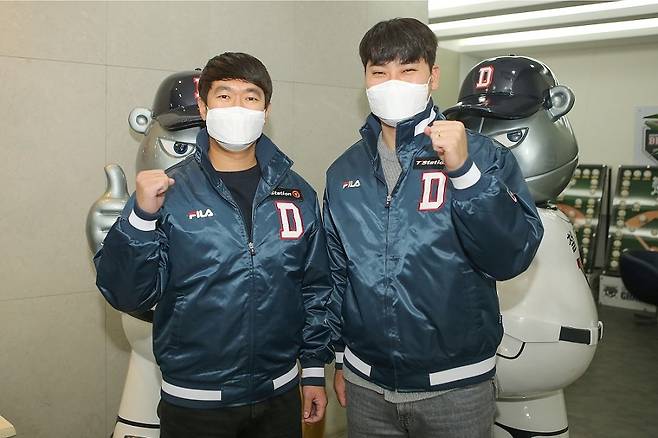 2022 시즌 두산 유니폼을 입게된 불펜 투수 김지용(왼쪽)과 임창민. (두산 베어스 제공) © 뉴스1