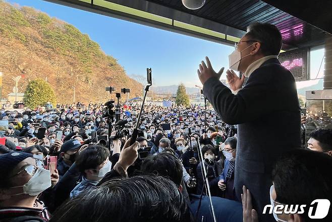 이재명 더불어민주당 대선 후보가 5일 오후 전북 진안군 진안인삼상설시장을 방문해 연설하고 있다. 2021.12.5/뉴스1 © News1 구윤성 기자