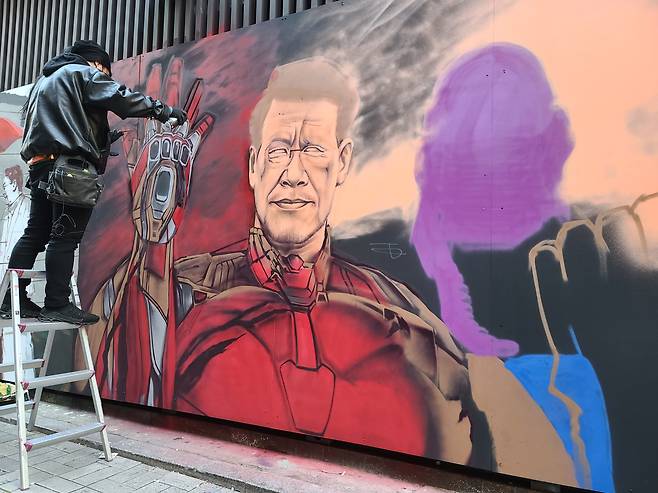 5일 오후 1시, 서울 종로구 관철동의 한 중고서점 벽면에 그래피티 작가 '닌볼트'가 더불어민주당 이재명 후보를 영화 캐릭터 아이언맨에 빗대어 그리고 있다. /채제우 기자