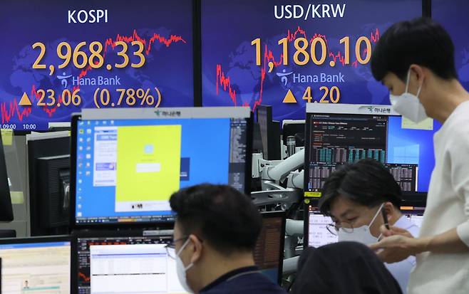코스피가 사흘째 상승한 3일 오후 서울 중구 하나은행 본점 딜링룸에서 직원들이 업무를 보고 있다./연합뉴스