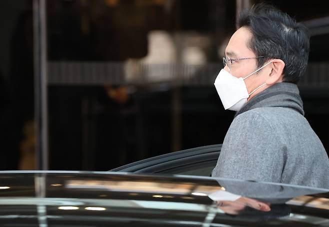 이재용 삼성전자 부회장이 미국 출장을 마친 뒤 지난달 24일 오후 서울김포비즈니스항공센터를 통해 귀국해 건물을 나선 뒤 차량에 탑승하고 있다. 삼성전자는 이날 미국 내 신규 파운드리 반도체 생산라인 건설 부지로 텍사스주 테일러시를 최종 선정했다고 발표했다. /연합뉴스