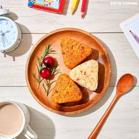 이디야커피가 지난달 11일 출시한 '구운주먹밥'. / 이디야커피 제공