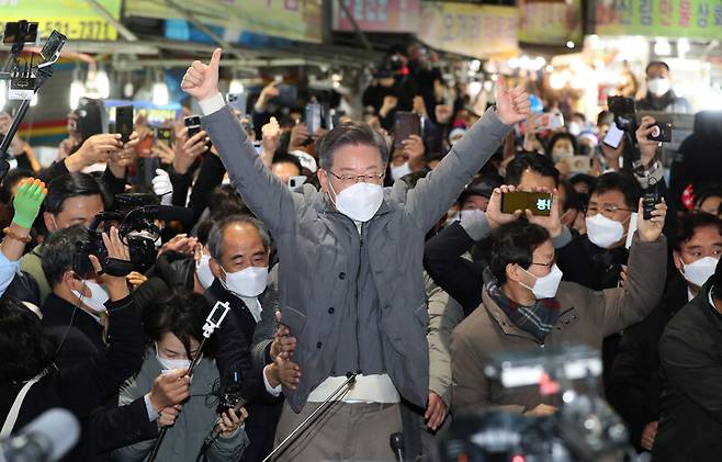 더불어민주당 이재명 대선후보가 5일 전북 정읍시 샘고을시장에서 시민들에게 손을 들어 인사하고 있다. 연합뉴스