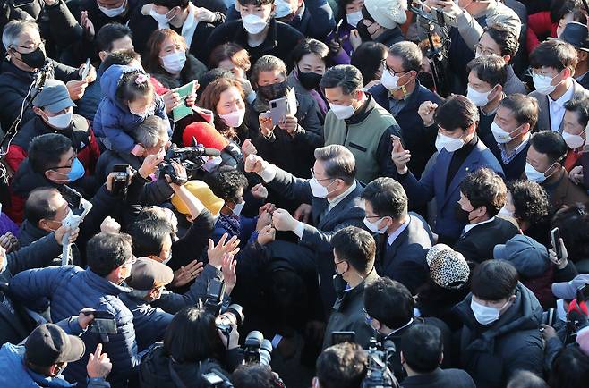 더불어민주당 이재명 대선후보가 5일 전북 진안군 인삼상설시장에서 지지자들과 인사하고 있다. 연합뉴스
