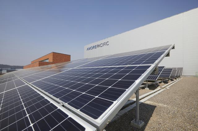 경기 오산시의 친환경 공장 '오산 뷰티파크'에 설치된 태양광 패널. 아모레퍼시픽 제공