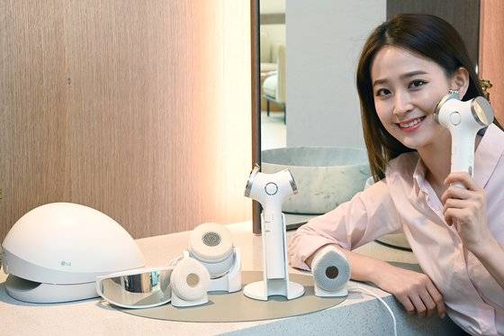 LG전자가 출시한 각종 뷰티 기기 제품. 사진 왼쪽부터 메디헤어, 아이케어, 워시팝, 바디스파, 인텐시브 멀티케어, 에센셜 부스터. [사진 LG전자]