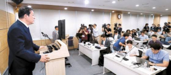 강석연 당시 식품의약품안전처 바이오생약국 국장(왼쪽)이 2019년 5월 충북 청주시 식품의약품안전처 브리핑실에서 코오롱생명과학 인보사 조사결과를 발표하고 있다. 식약처는 당시 인보사 품목허가를 취소했다. [뉴스1]