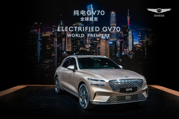 19일 중국 광저우 수출입상품교역회 전시관에서 열린 ‘2021 광저우 국제모터쇼'에서 제네시스브랜드의 GV70 전동화 모델이 세계 최초로 공개되고 있다.. /사진=뉴스1