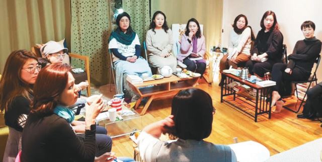 김영미 마케터가 운영하고 있는 무경계북살롱에 여성들이 모여 대화하고 있는 모습.