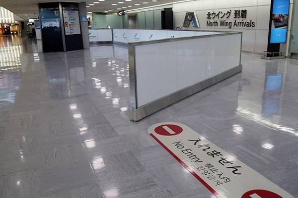 일본 정부가 코로나19 오미크론 변이 유입을 차단하겠다며 입국 규제를 강화한 첫날인 지난달 30일 일본 수도권 관문인 지바(千葉)현 나리타(成田)시 소재 나리타국제공항이 한산한 모습을 보이고 있다. / 사진 = 연합뉴스
