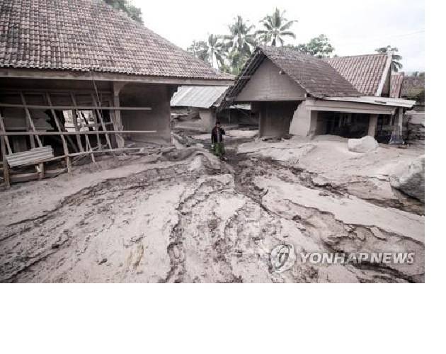 화산재로 뒤덮인 마을 / 사진 = 연합뉴스
