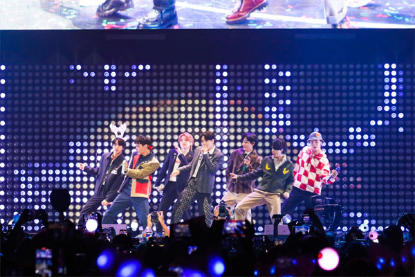 BTS가 3일(현지시간) 미국 `2021 징글볼 투어` 무대에 올라 개막 공연을 펼치고 있다.
 [사진 제공 = 빅히트뮤직]