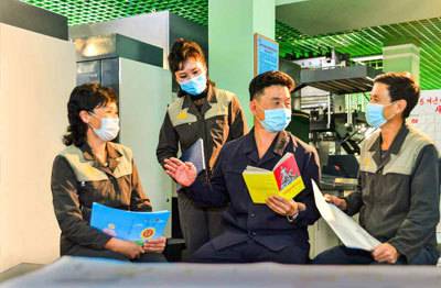 [서울=뉴시스] 교육도서인쇄공장에서. 2021.12.05. (사진=노동신문 캡처) *재판매 및 DB 금지